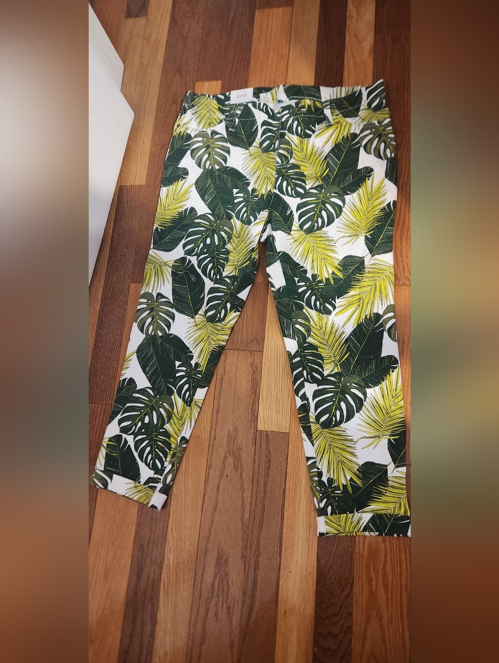 Time and Tru Tropical Leaf Print Jeggings Capri - Green on White